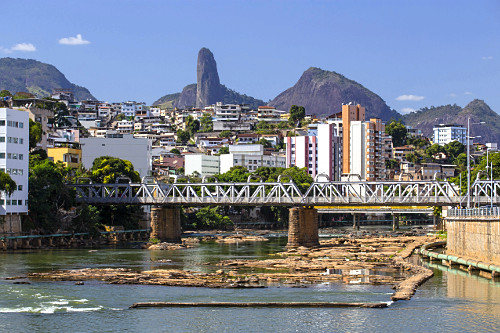 Ponte de ferro Governador João Purano Bley sobre o Rio Itapemirim - ao fundo moradias e Pico do Itabira ou Pedra de Itabira
 Local: Cachoeiro de Itapemirim - ES Data: 07/2021 Codigo:  33MS573 Autor: Mauricio Simonetti
